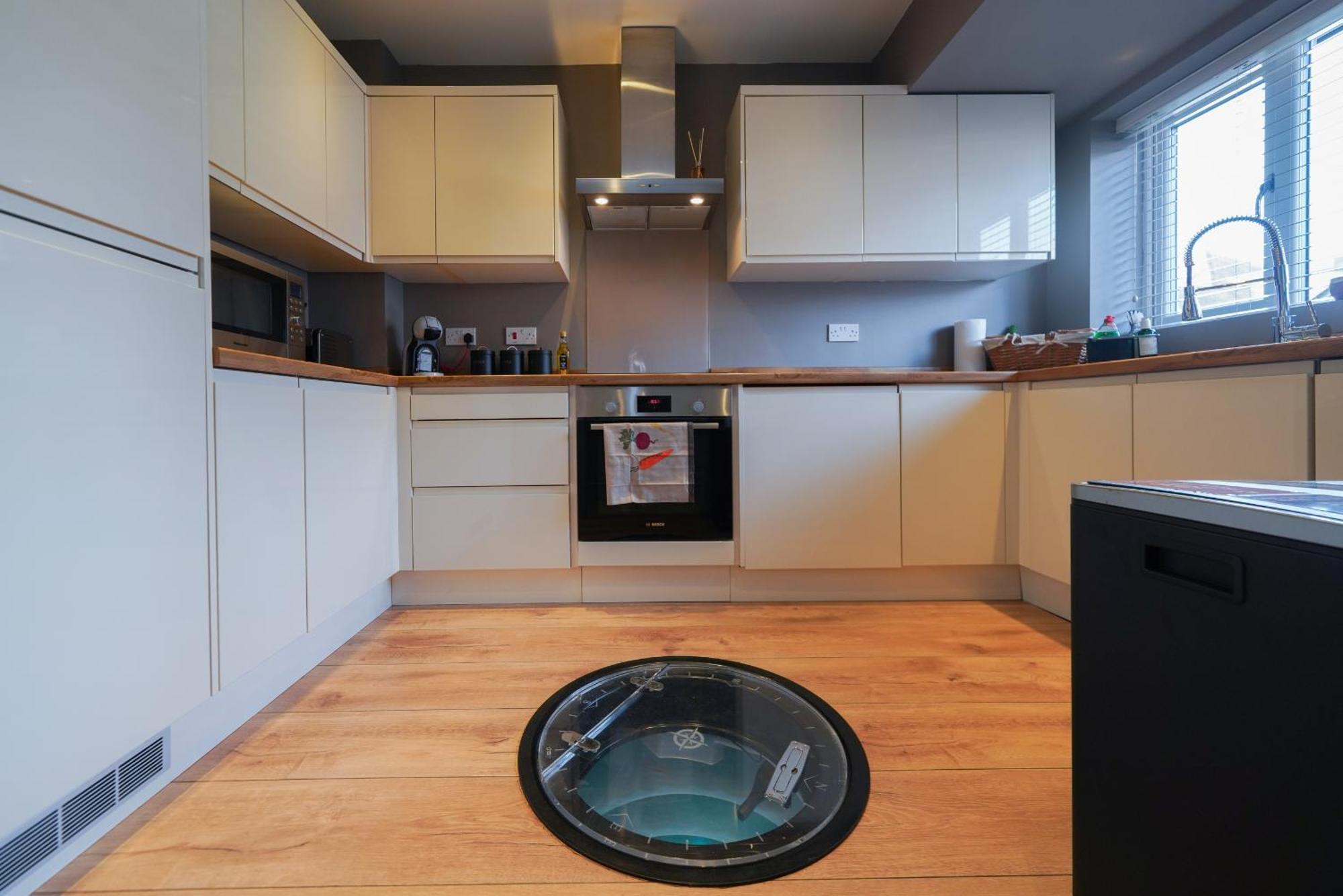 Castle Townhouse Kenilworth - Private Parking - 24 Hr Gym Access - Town Centre Apartman Szoba fotó
