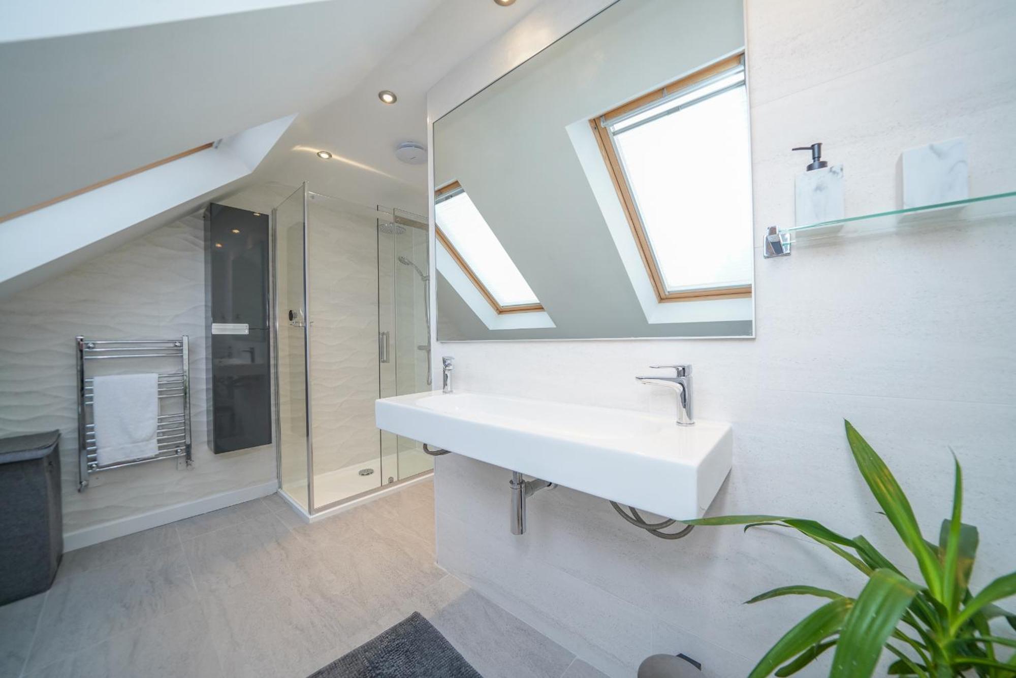 Castle Townhouse Kenilworth - Private Parking - 24 Hr Gym Access - Town Centre Apartman Szoba fotó